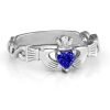Infinity Claddagh con anillo de piedra de corazón