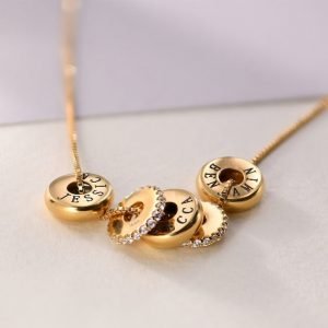 collar personalizado con cuentas grabadas